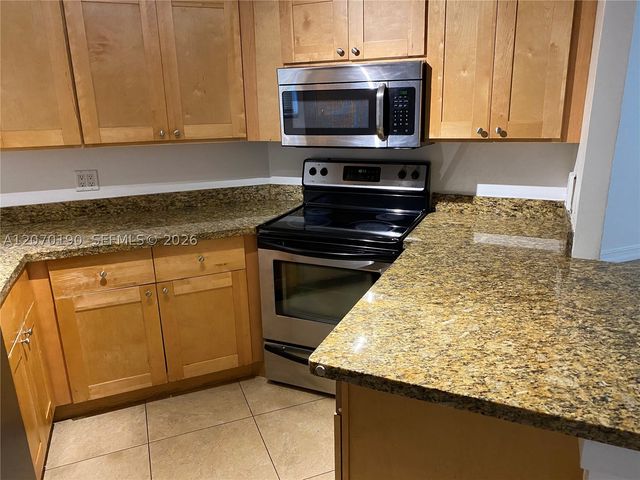 8245 Lake Dr 101, Doral, FL 33166
