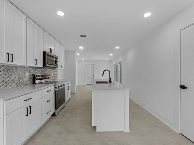 2231 Round Lake Dr, Houston, TX 77077