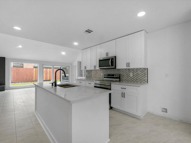 2231 Round Lake Dr, Houston, TX 77077