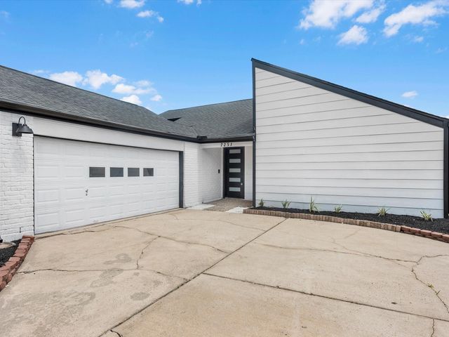 2231 Round Lake Dr, Houston, TX 77077