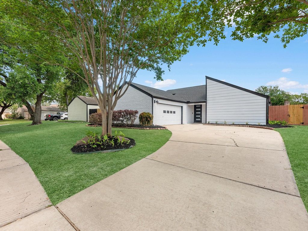 2231 Round Lake Dr, Houston, TX 77077
