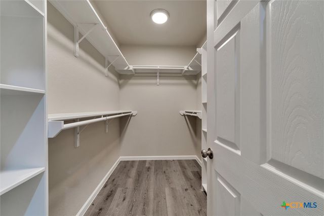 320 Holly Avenue, Luling, TX 78648