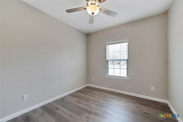 320 Holly Avenue, Luling, TX 78648