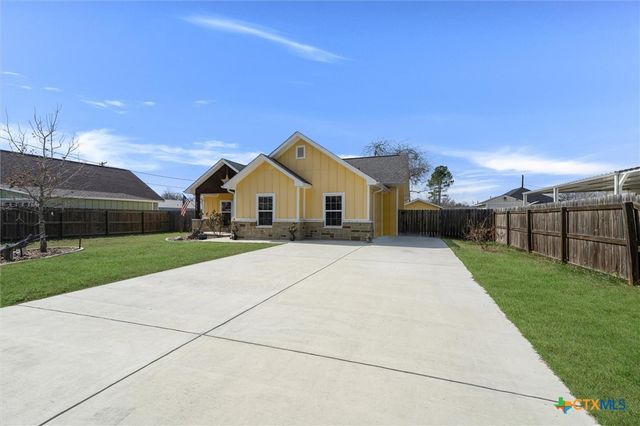 320 Holly Avenue, Luling, TX 78648