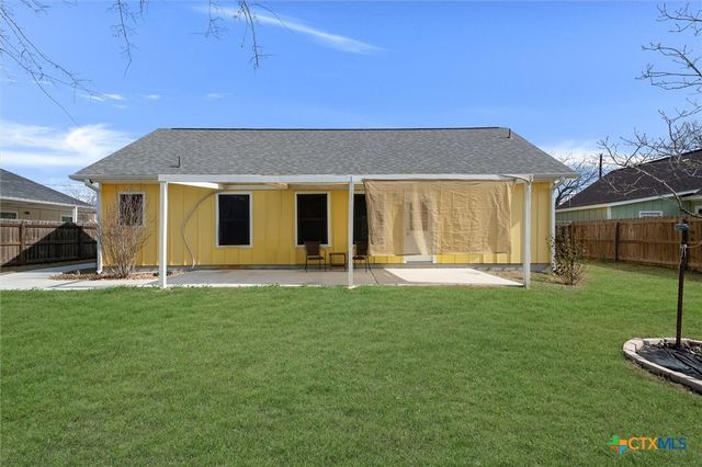 320 Holly Avenue, Luling, TX 78648