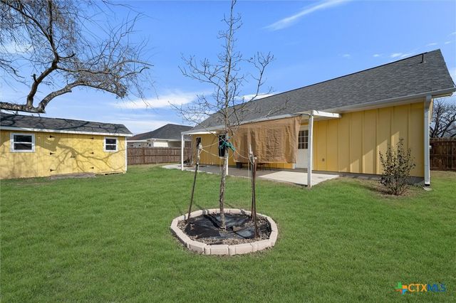 320 Holly Avenue, Luling, TX 78648