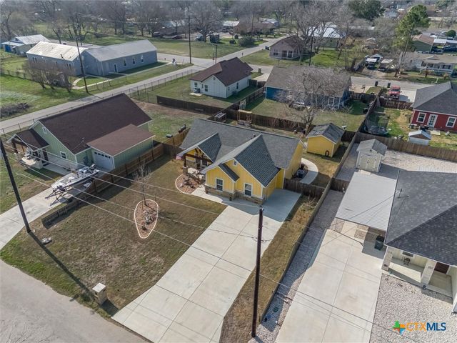 320 Holly Avenue, Luling, TX 78648