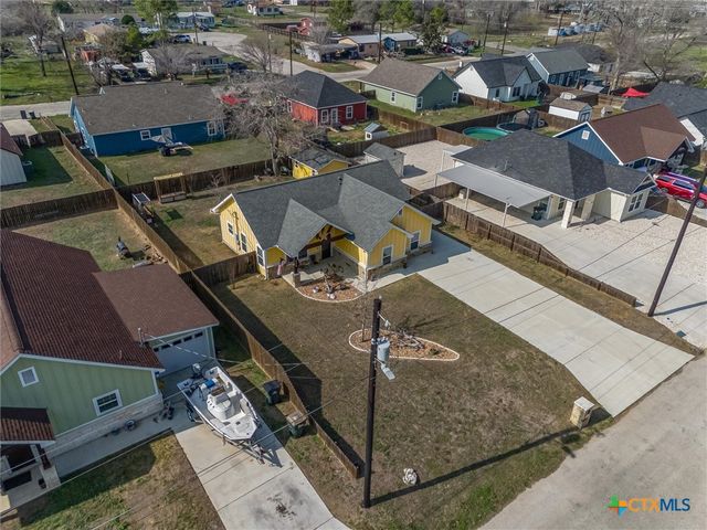 320 Holly Avenue, Luling, TX 78648