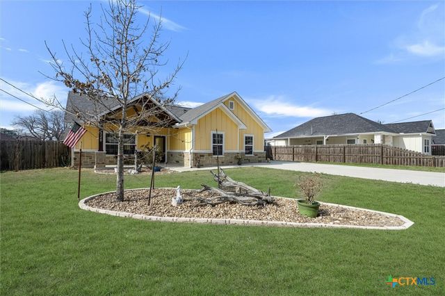320 Holly Avenue, Luling, TX 78648