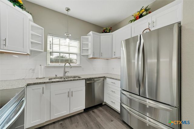 320 Holly Avenue, Luling, TX 78648