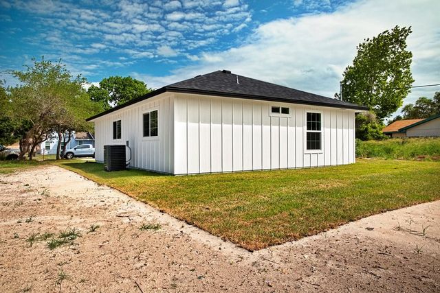 936 S 10th St, Aransas Pass, TX 78336