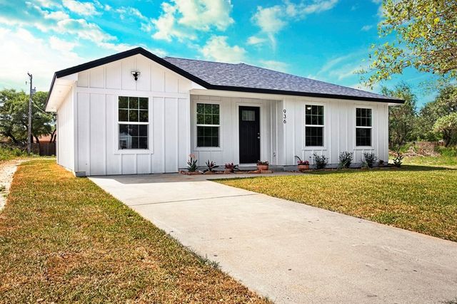 936 S 10th St, Aransas Pass, TX 78336