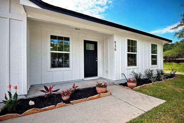 936 S 10th St, Aransas Pass, TX 78336