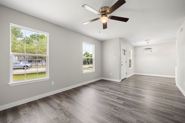 936 S 10th St, Aransas Pass, TX 78336