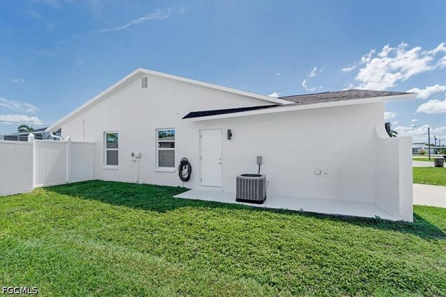 623 SE 31st LN, Cape Coral, FL 33904