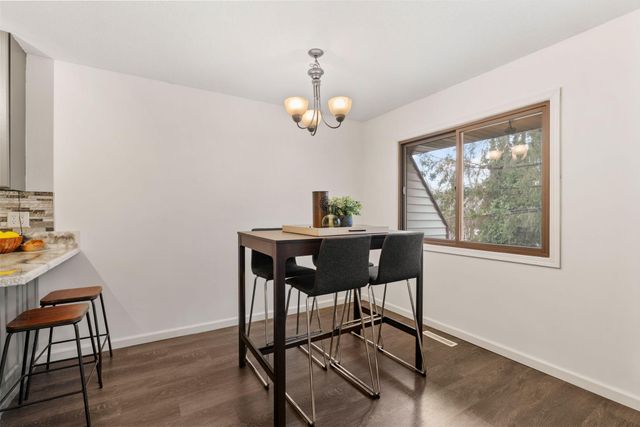 6558 Upper 35th Street N, Oakdale, MN 55128