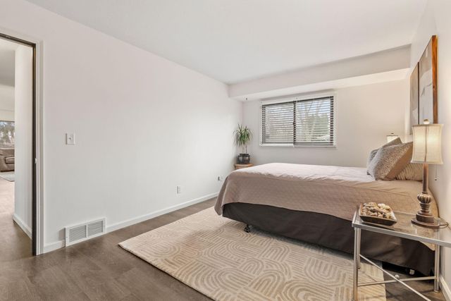 6558 Upper 35th Street N, Oakdale, MN 55128