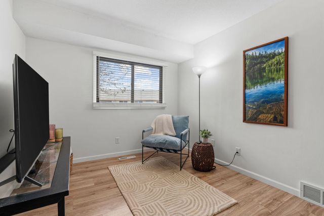 6558 Upper 35th Street N, Oakdale, MN 55128