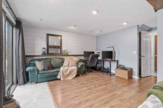 6558 Upper 35th Street N, Oakdale, MN 55128