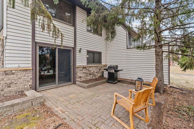 6558 Upper 35th Street N, Oakdale, MN 55128