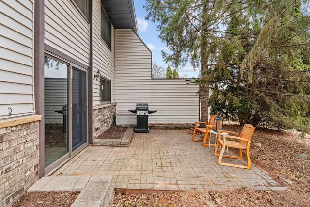 6558 Upper 35th Street N, Oakdale, MN 55128