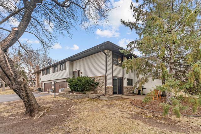 6558 Upper 35th Street N, Oakdale, MN 55128