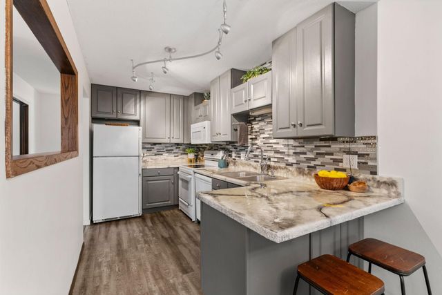 6558 Upper 35th Street N, Oakdale, MN 55128