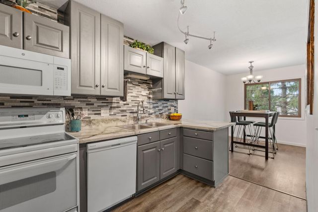 6558 Upper 35th Street N, Oakdale, MN 55128