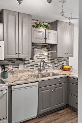 6558 Upper 35th Street N, Oakdale, MN 55128