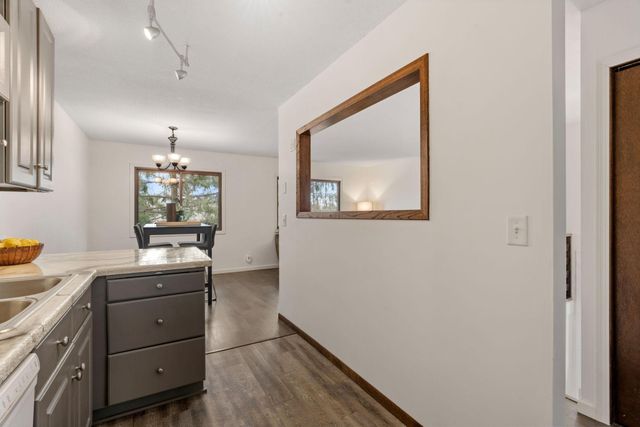 6558 Upper 35th Street N, Oakdale, MN 55128