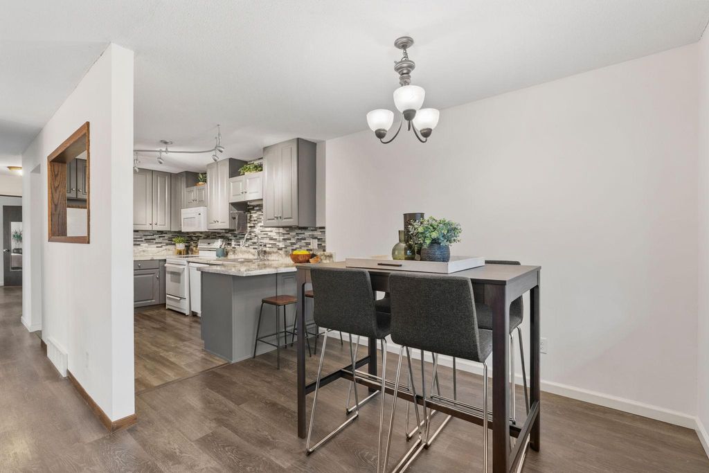 6558 Upper 35th Street N, Oakdale, MN 55128