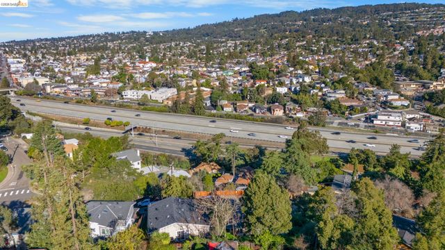 4737 Redding St, Oakland, CA 94619