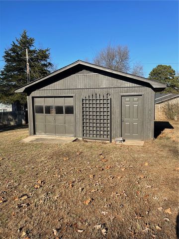 201 N Shore Drive, Russellville, AR 72802