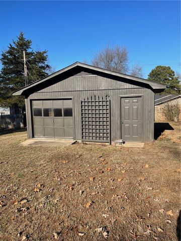 201 N Shore Drive, Russellville, AR 72802