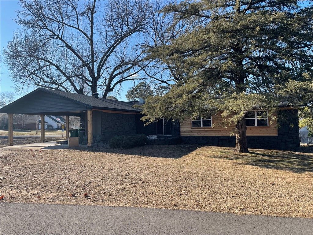 201 N Shore Drive, Russellville, AR 72802