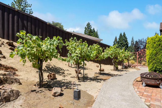 12620 Quail Hollow Dr, Auburn, CA 95603