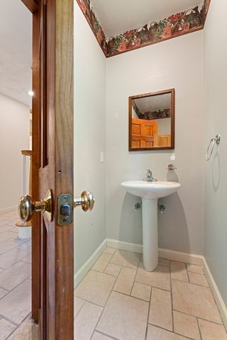 28 Vincent Rd, Mendon, MA 01756
