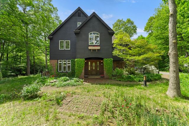 28 Vincent Rd, Mendon, MA 01756