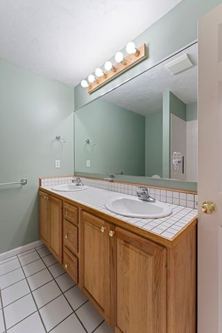 28 Vincent Rd, Mendon, MA 01756