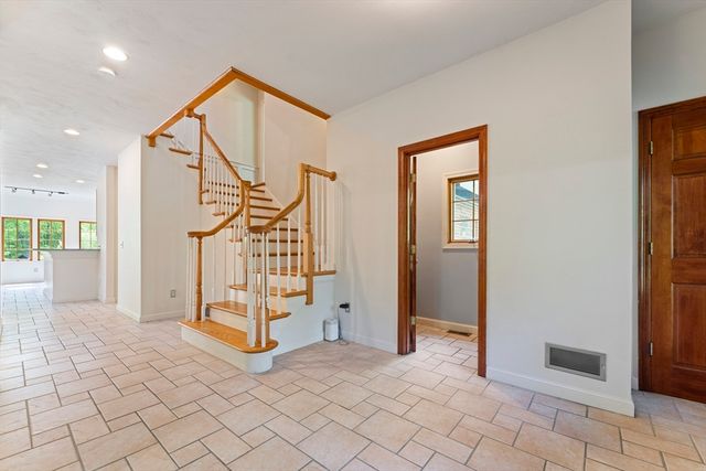 28 Vincent Rd, Mendon, MA 01756