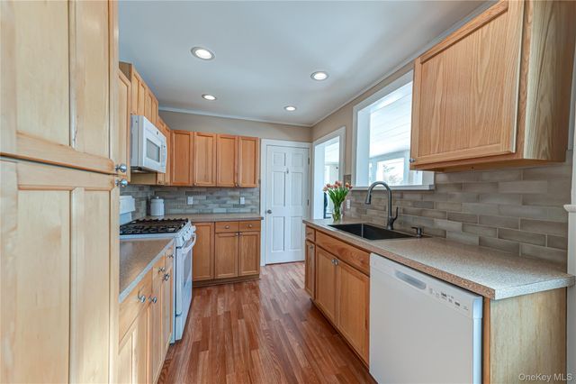 630 Oak Neck Road, West Islip, NY 11795
