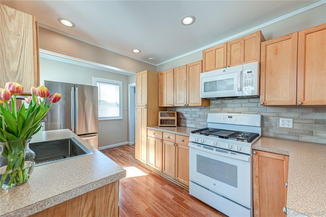 630 Oak Neck Road, West Islip, NY 11795