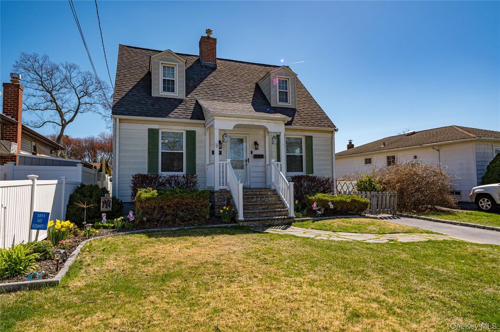 630 Oak Neck Road, West Islip, NY 11795