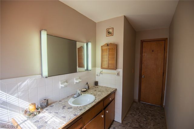 11180 Whitewood Drive, Newbury, OH 44065