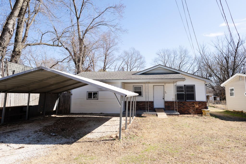 928 N Glenn Avenue, Springfield, MO 65803