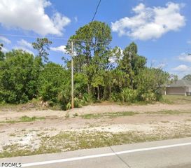 410/412 Bell BLVD S, Lehigh Acres, FL 33974