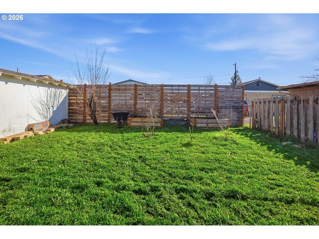 319 BERKLEY Ave, Molalla, OR 97038