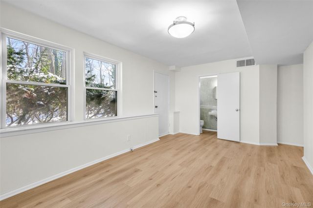 25 Wood Hollow Lane, New Rochelle, NY 10804