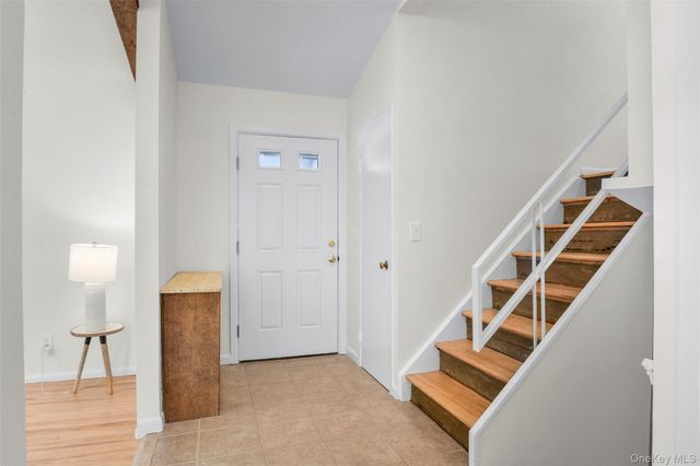 25 Wood Hollow Lane, New Rochelle, NY 10804