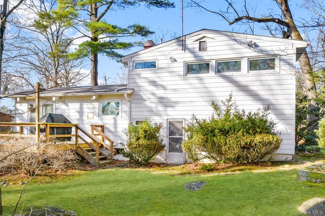 25 Wood Hollow Lane, New Rochelle, NY 10804